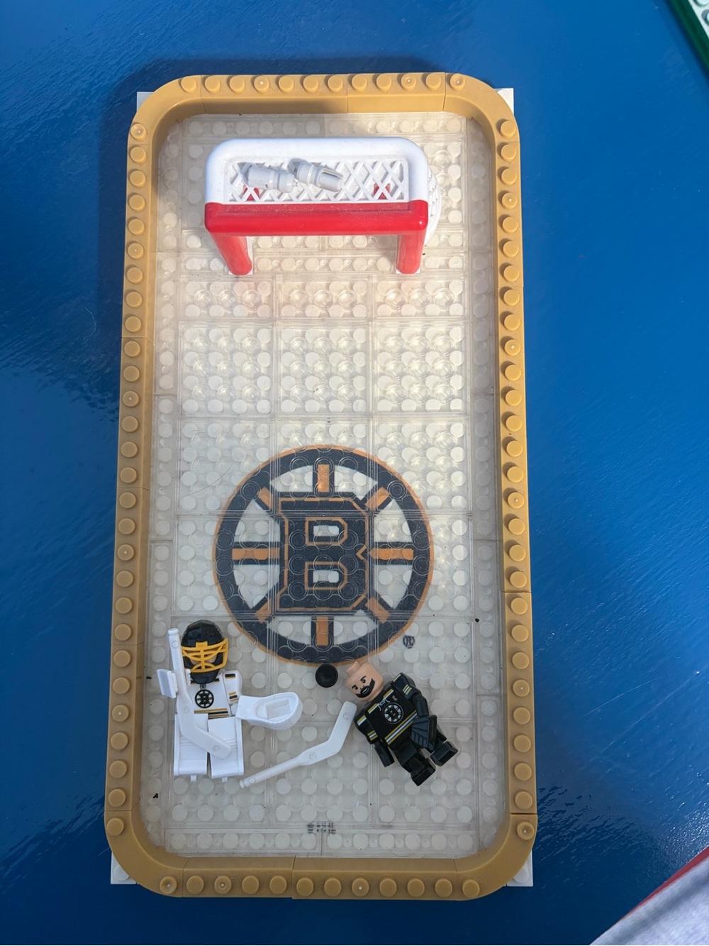 OYO Bruins Hockey Building Set - Black, White & Gold with mini figures